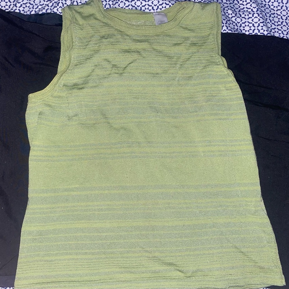 Light green sweater top no sleeves